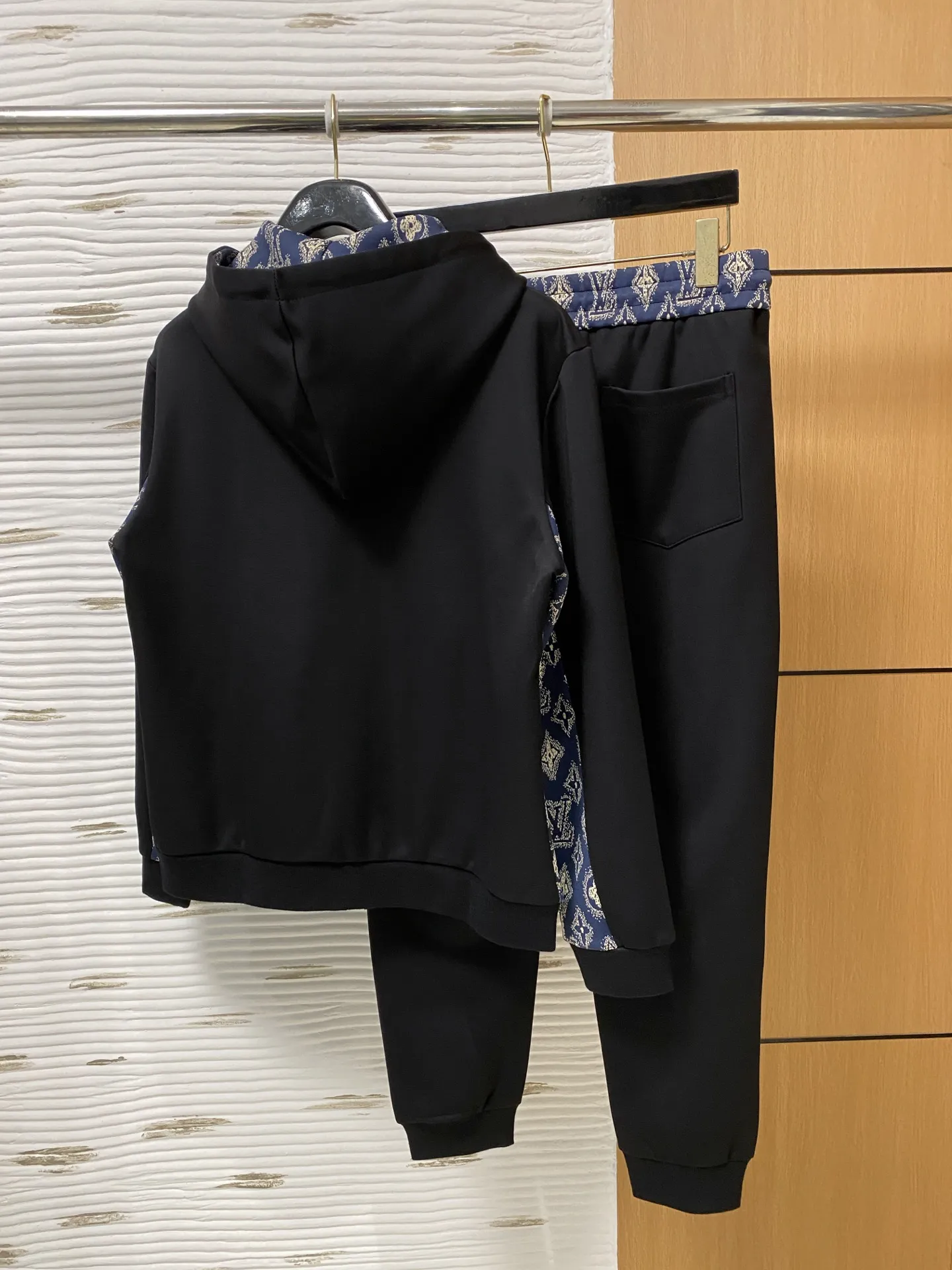 🅿️720 LV 2025 autumn and winter new counter, the same casual Tencel cotton fabric suit, breathable, comfortable and casual! Full of high-end feel! The details are exquisite and high-end, and the workmanship is impeccable! The original high-end fabric is very high-end! The fabric is crisp, anti-wrinkle and wear-resistant, warm, neat and stylish. Everyone must buy a set this autumn and winter. They must look cool and cool when wearing it. This is a model that we highly recommend! M-3XL